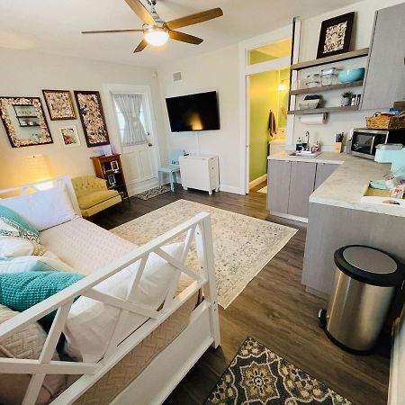 Coastal Chic Suite With Kitchenette And Private Entrance St. Petersburg Esterno foto