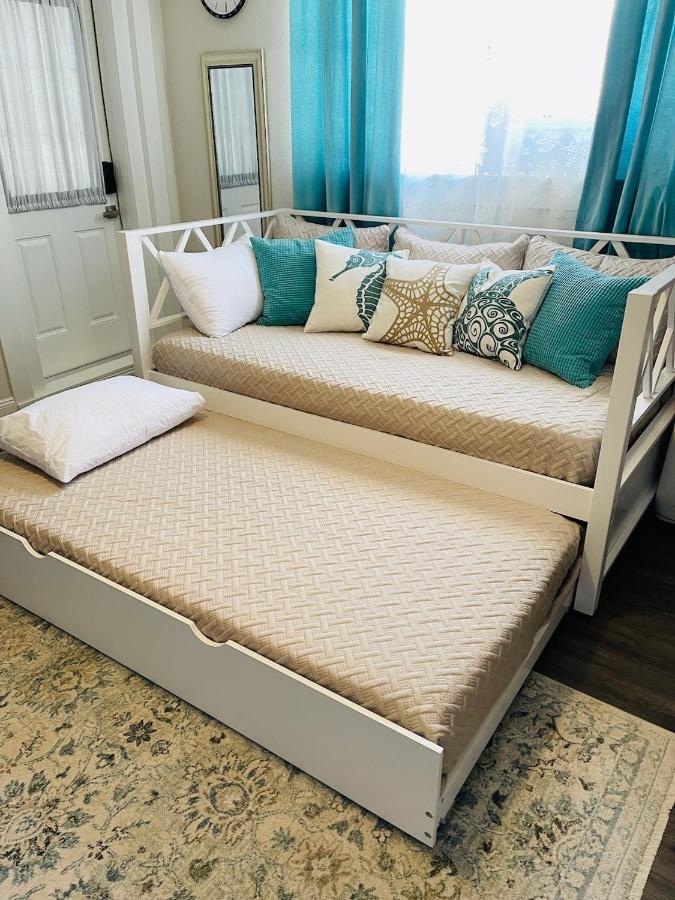 Coastal Chic Suite With Kitchenette And Private Entrance St. Petersburg Esterno foto