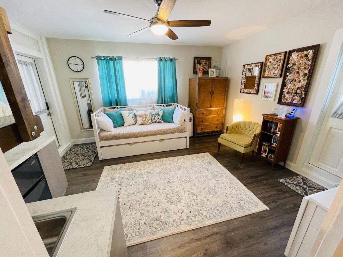 Coastal Chic Suite With Kitchenette And Private Entrance St. Petersburg Esterno foto
