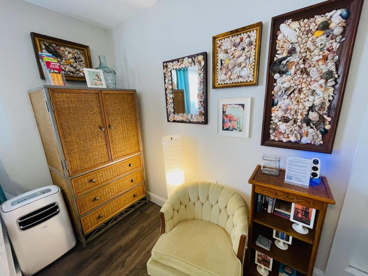 Coastal Chic Suite With Kitchenette And Private Entrance St. Petersburg Esterno foto